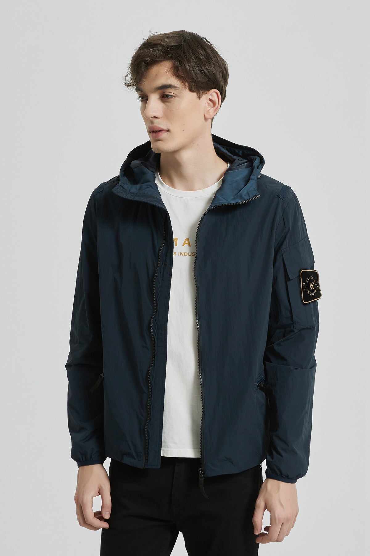 Blouson léger de mi-saison avec capuche intégrée pour homme